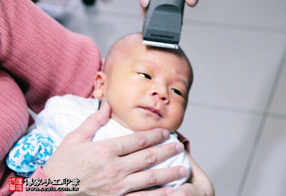 剃胎毛、滿月剃頭、嬰兒剃頭、嬰兒理髮、嬰兒剃髮、嬰兒剃胎毛、嬰兒滿月剃頭、寶寶剃頭、剃胎毛儀式、剃胎毛吉祥話、滿月剃頭儀式、滿月剃頭吉祥話、寶寶剃胎毛、寶寶滿月剃頭理髮、 新北三重區剃胎毛、新北三重區滿月剃頭、 新北三重區嬰兒剃頭剃胎毛、新北三重區嬰兒理髮、新北三重區嬰兒剃髮、吳寶寶(新北三重區到府嬰兒寶寶滿月剃頭理髮、免費到府嬰兒剃胎毛儀式吉祥話)。到府剃頭剃胎毛主持、專業拍照、DVD光碟、證書。★購買「臍帶章、肚臍章、胎毛筆刷印章」贈送：剃頭、收涎、抓周，三選一。2016.01.10 照片18